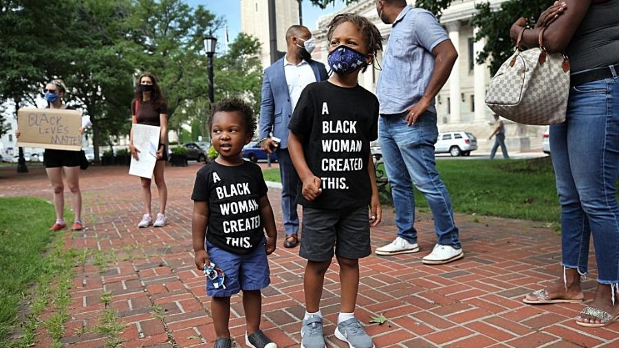Crianças negras usando máscaras durante protesto do movimento Black Lives Matter, nos EUA - Boston Globe/Boston Globe via Getty Images