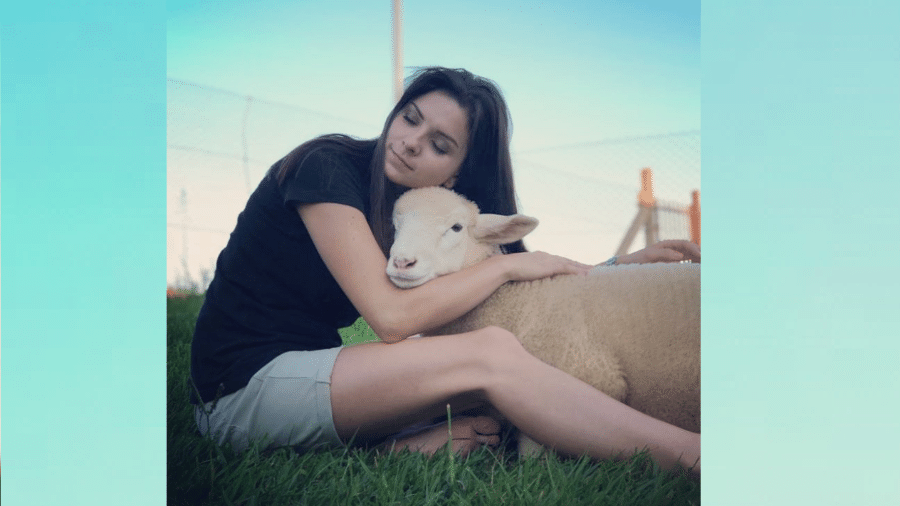 Cá Moreira e sua ovelha Chanel - Reprodução/ Instagram/ @ca_smoreira