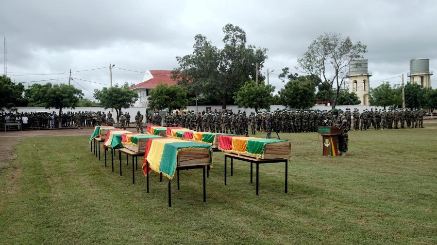 Uma vista dos caixões cobertos com a bandeira dos soldados do Mali durante uma cerimônia de honra na sede do exército em Kati, no dia 6 de setembro de 2020 - REUTERS