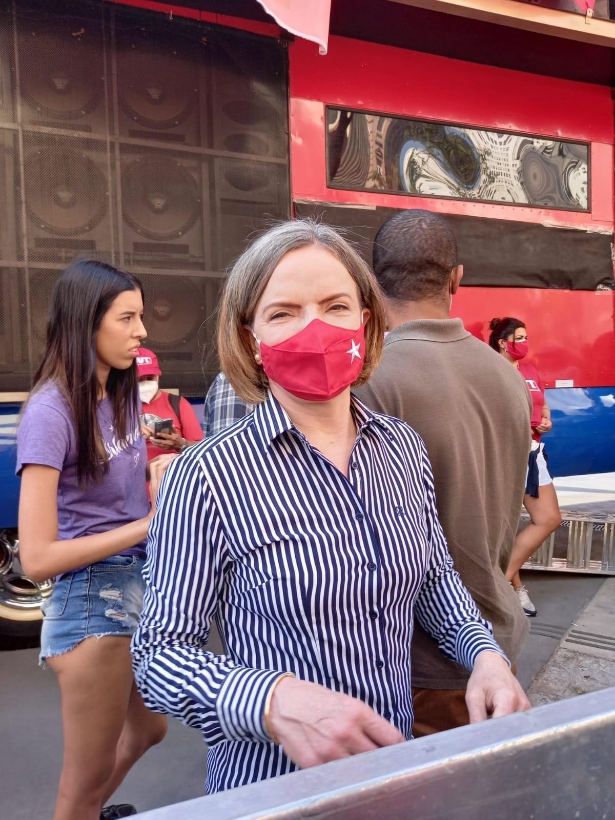 7.set.2021 - A deputada federal Gleisi Hoffmann (PT-PR), presidente do PT, chega ao Vale do Anhangabaú, em São Paulo - Juliana Arreguy/UOL