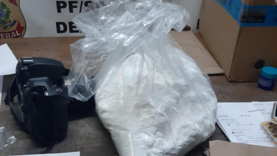 Idosa tinha como destino Paris e os 2 kg de cocaína estavam em fundo falso de bagagem despachada - Reprodução/ Polícia Federal