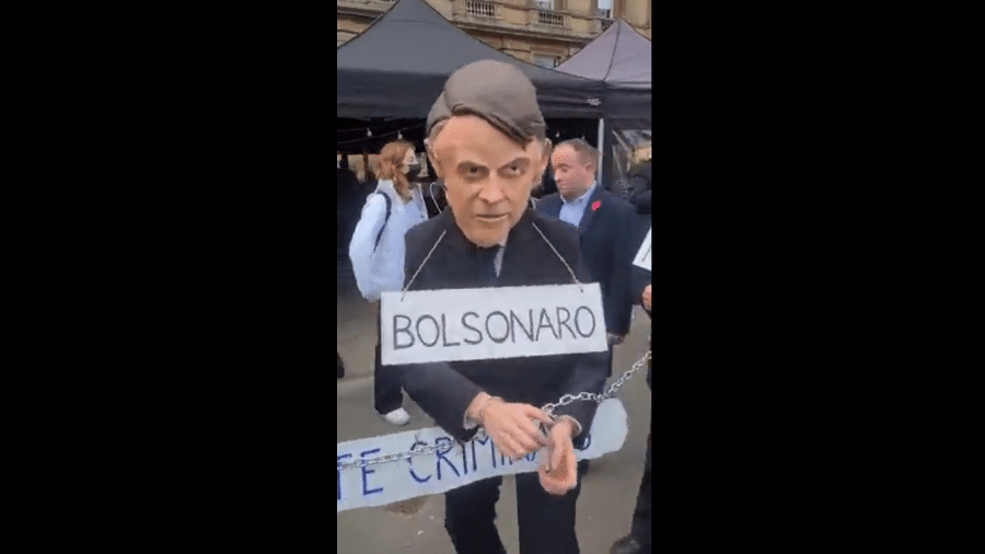 Presidente Jair Bolsonaro (sem partido) apareceu algemado e ligado a outros líderes em protesto em Glasgow - Reprodução/Twitter