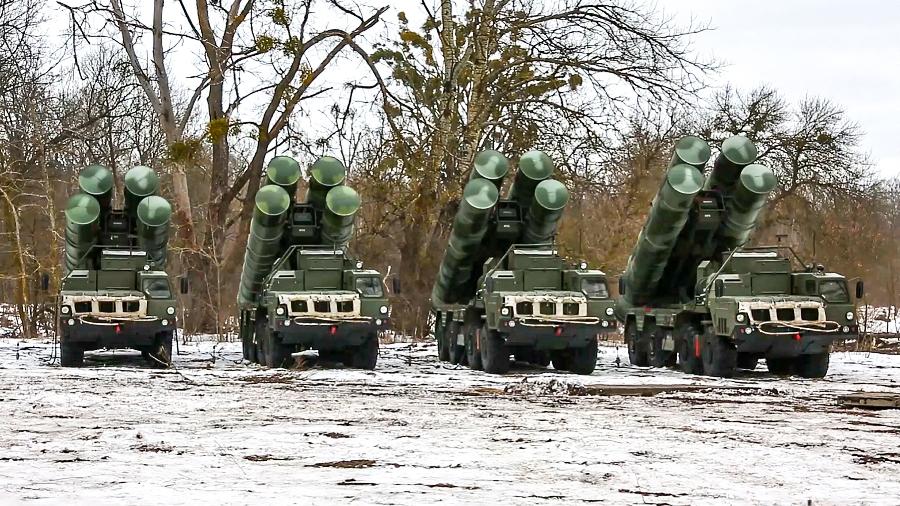09.fev.22 - Equipes do sistema de defesa aérea durante exercícios conjuntos das forças armadas da Rússia e da Bielorrússia em um campo de tiro na região de Brest, na Bielorrússia - HANDOUT/AFP
