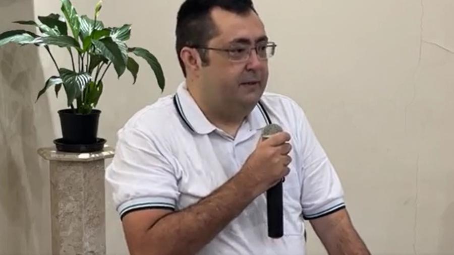Alessandro Garcia discursa na missa de 7º dia da esposa, dos dois filhos e dos sogros, mortos durante as chuvas de Petrópolis - Reprodução/Facebook