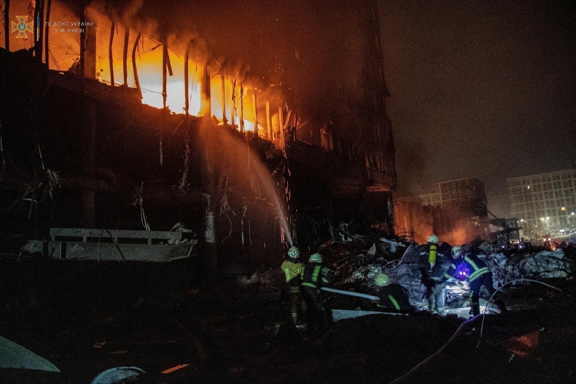 21.mar.2022 - Equipes de resgate trabalham em shopping após ataque aéreo em Kiev, Ucrânia - Reuters