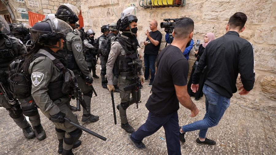 Polícia de fronteira israelense persegue jovens palestinos em Jerusalém - AHMAD GHARABLI / AFP