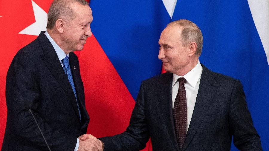 5.mar.2020 - Os presidentes da Turquia, Recep Erdogan, e da Rússia, Vladimir Putin, cumprimentam-se em encontro em Moscou, capital russa - 5.mar.2020 - Pavel Golovkin/Reuters
