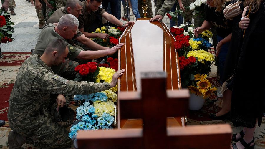 08.jul.22 - Pessoas assistem a uma cerimônia fúnebre para o major Andrii Verkhohliad, 27, um militar ucraniano que foi morto recentemente em uma batalha contra as tropas russas, enquanto o ataque da Rússia à Ucrânia continua, em Kyiv, Ucrânia - VALENTYN OGIRENKO/REUTERS