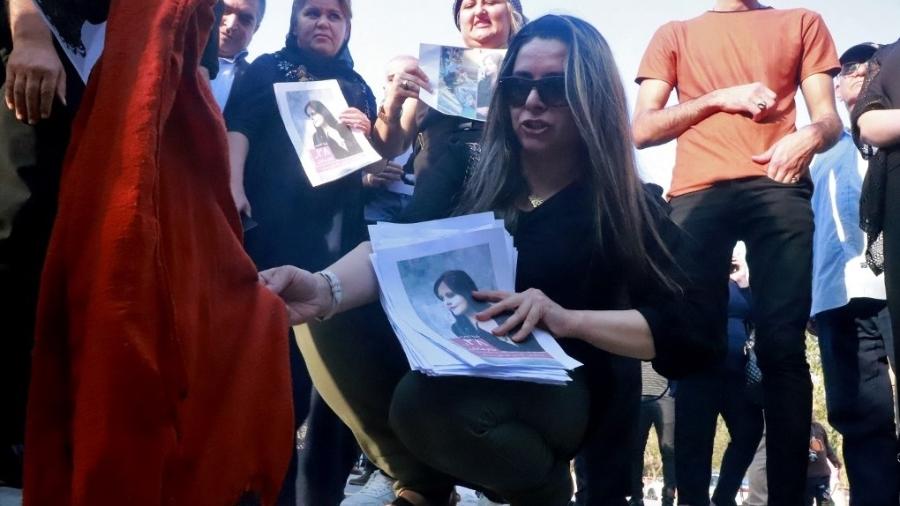 Iranianos do Curdistão queimam hijab em protesto contra a morte de Mahsa Amini, morta após ser presa pela polícia da moral no Irã - SHWAN MOHAMMED/AFP