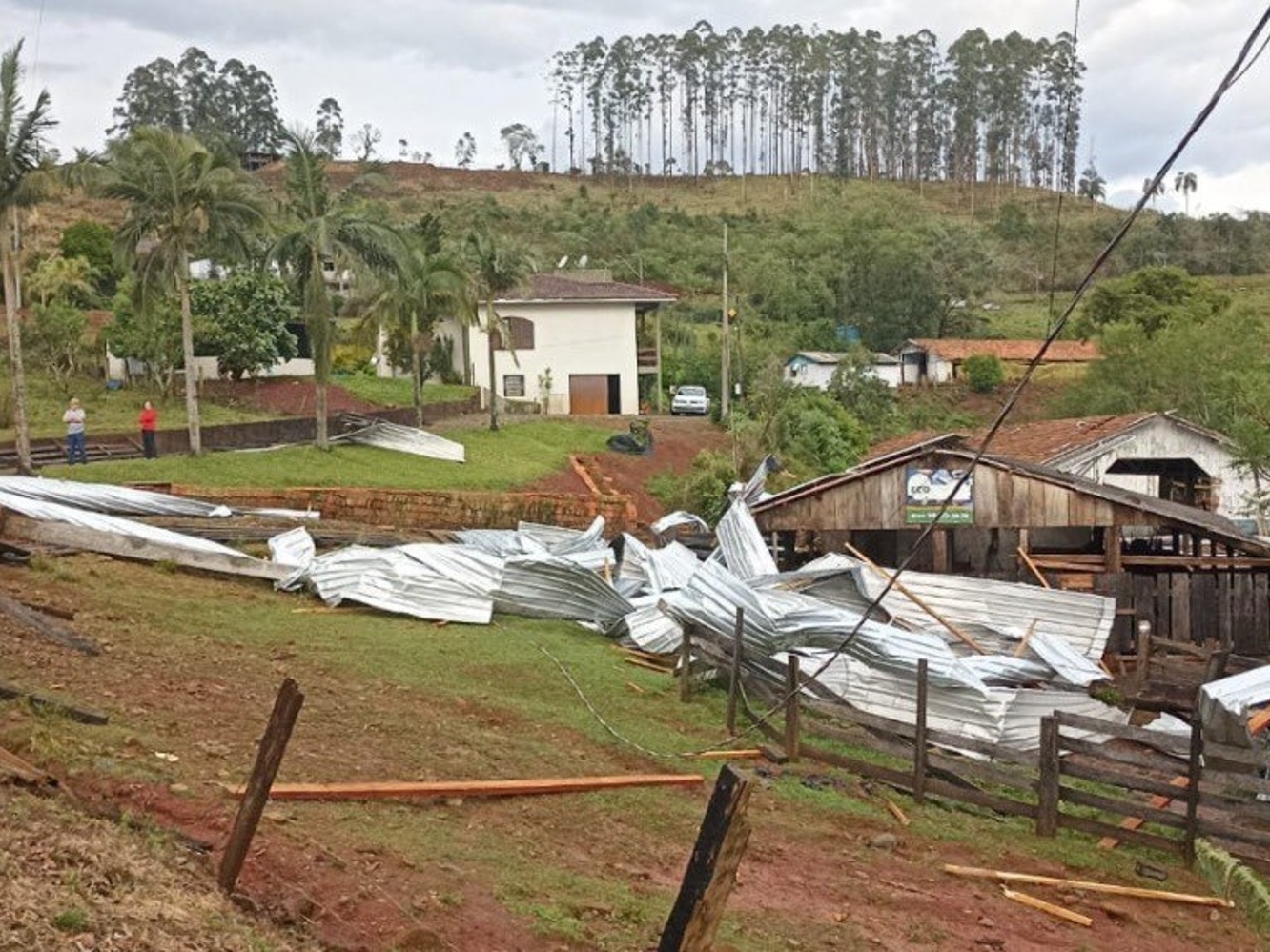 Tornado com ventos de até 120 km/h atinge região de fronteira em SC