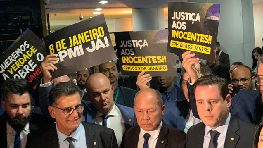 Oposição pressiona com cartazes Rodrigo Pacheco, presidente do Congresso, para dar andamento ao processo de instalação da CPI sobre atos golpistas - Gabriela Vinhal/UOL