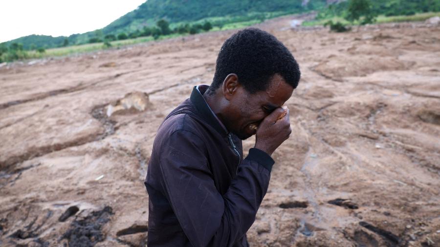 Hendry Keinga chora após perder um familiar durante um deslizamento de terra em Mtauchira, no Maláui, consequência do ciclone Freddy - Esa Alexander