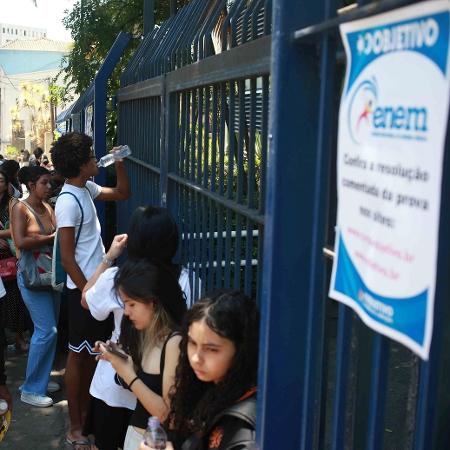 Alunos aguardam a abertura dos portões para fazer o Enem -  TIAGO QUEIROZ/12.nov.2023-ESTADÃO CONTEÚDO