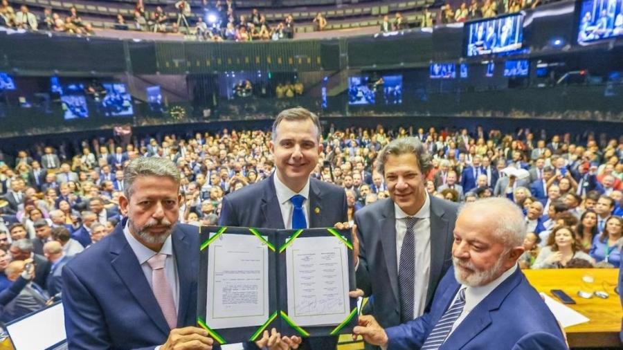 Arthur Lira (PP-AL), Rodrigo Pacheco (PSD-MG), Fernando Haddad e o presidente Lula (PT) em promulgação da reforma tributária