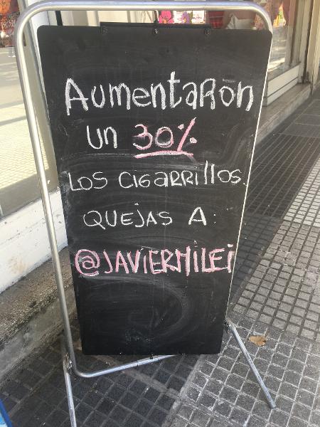 Cartaz em 'kiosco' de Buenos Aires: Os cigarros aumentaram 30%. Reclame com Javier Milei