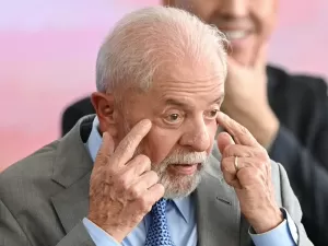 Lula chega ao 1º de Maio como protótipo de teflon às avessas