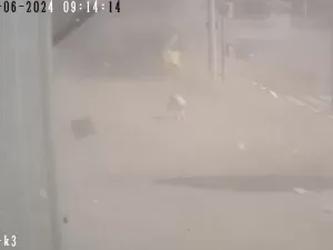 Pedestre quase é atingida por explosão na Ucrânia; vídeo