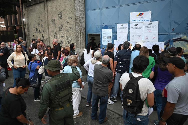 Pessoas checam seção de votação em Caracas durante eleição presidencial na Venezuela