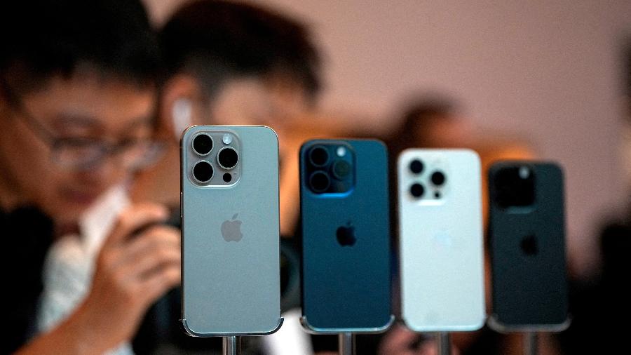 Pessoas observam o iPhone 15 Pro em loja em Xangai, na China