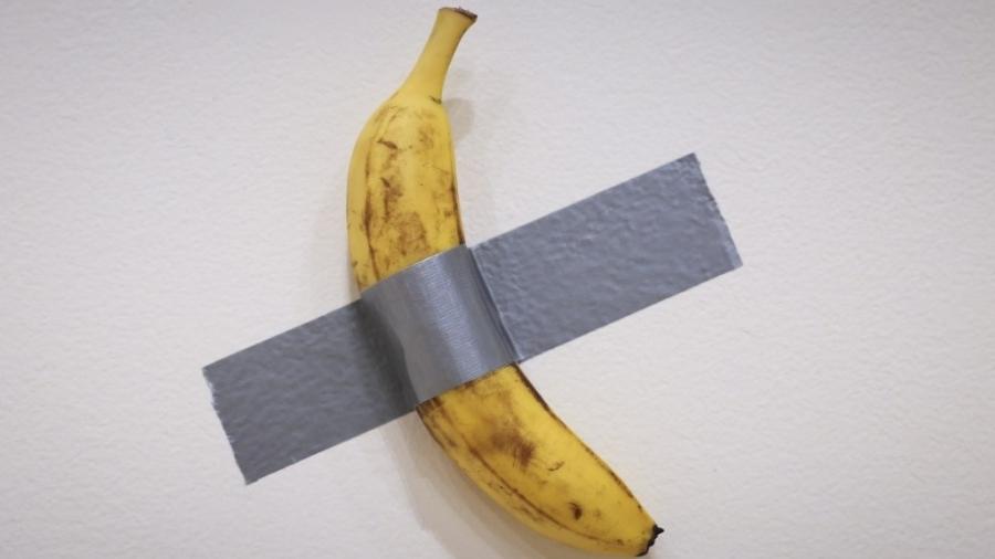 'Comedian', obra do artista visual Maurizio Cattelan, tem banana colada em parede