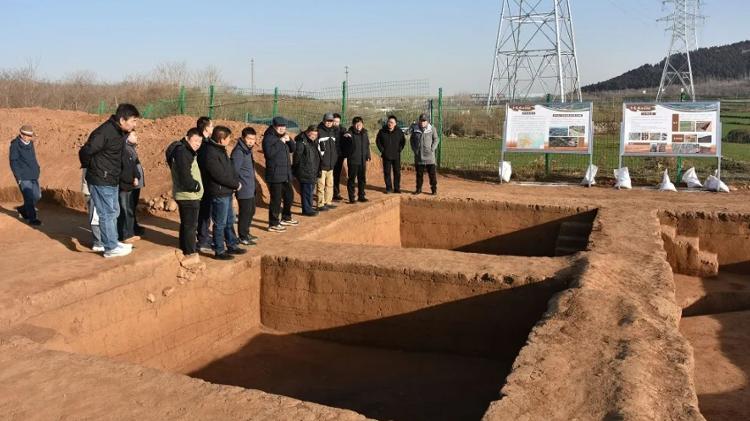 Sítio arqueológico de Changqing, onde foram encontradas antigas casas e o pedaço mais antigo da Grande Muralha da China de que se tem notícia