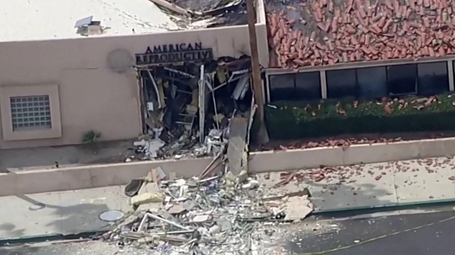 Entulhos se espalham pela rua após uma bomba explodir perto de um centro de saúde reprodutiva em Palm Springs, Califórnia, EUA, em 17 de maio de 2025 Entulhos se espalham pela rua após uma bomba explodir perto de um centro de saúde reprodutiva em Palm Springs, Califórnia, EUA, em 17 de maio de 2025