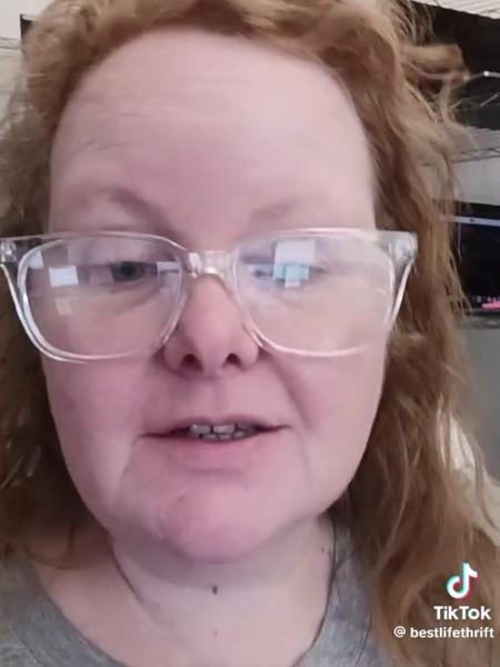 Christina Chapman auxiliava trabalhadores da Coreia do Norte com “fazenda” de laptops; em segundo plano no seu vídeo no TikTok, há vários notebooks