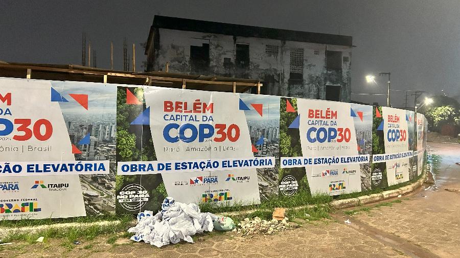 Tapume mostra futura estação elevatória para a COP30 na Vila da Barca, em Belém, comunidade que não tem saneamento básico Tapume mostra futura estação elevatória para a COP30 na Vila da Barca, em Belém, comunidade que não tem saneamento básico