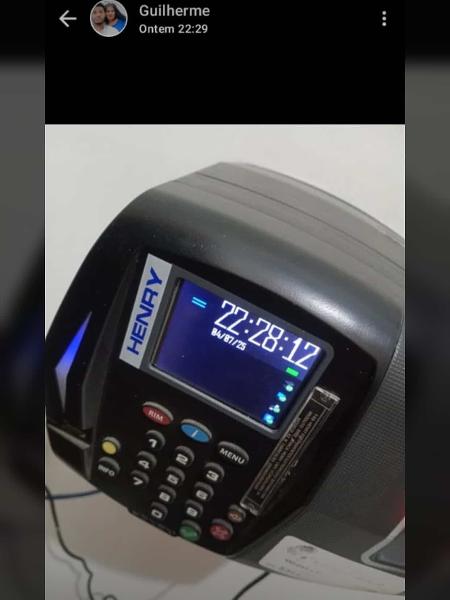 O próprio Guilherme havia publicado no status do WhatsApp uma foto do relógio de ponto eletrônico na saída do trabalho O próprio Guilherme havia publicado no status do WhatsApp uma foto do relógio de ponto eletrônico na saída do trabalho