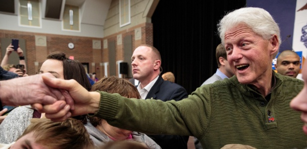 Clinton abraça eleitores em campanha para Hillary em colégio de Mason City, Iowa - Max Whittaker/The New York Times