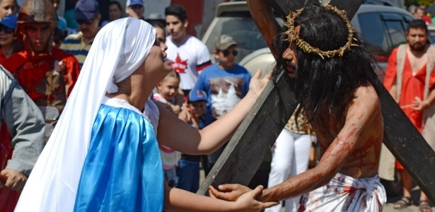 Devotos católicos fazem reconstituição dos caminhos de Jesus antes da crucificação  - Orlando Sierra/ AFP