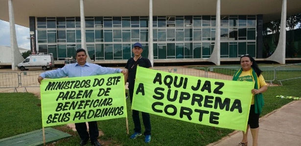 Protesto em frente ao STF no dia em que a Corte pode retomar julgamento sobre foro privilegiado - Gustavo Maia/UOL