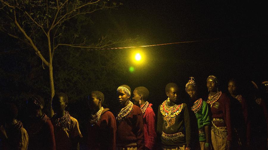 Garotas de tribo massai, em Lenkisem, no Quênia, se preparam para participar de rito de passagem que virou uma alternativa à cerimônia de mutilação genital que marca a passagem para a vida adulta em mulheres - Andrea Bruce/The New York Times