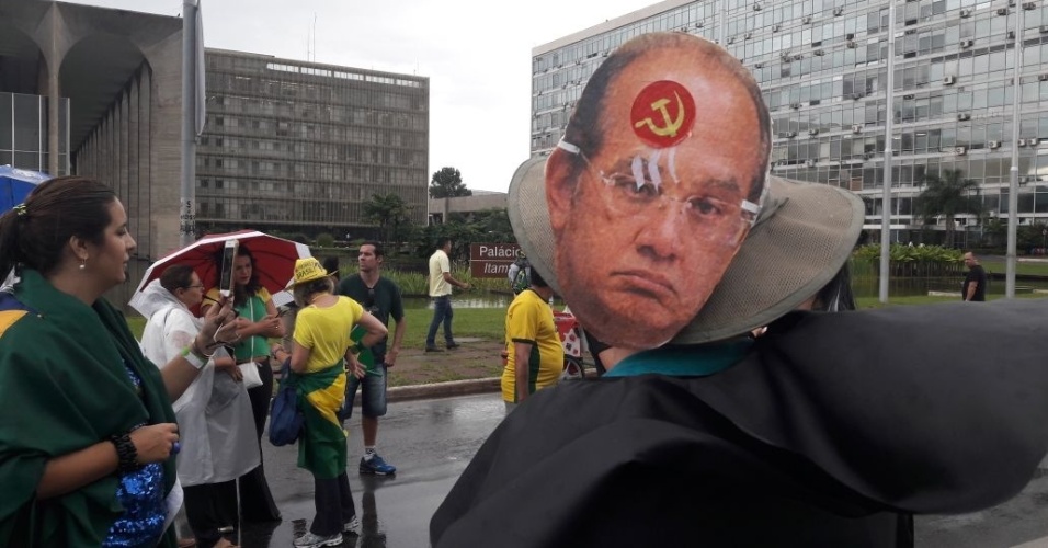 04.abr.2018 - Primeiros grupos de manifestantes contrários ao presidente Lula começam a chegar à Esplanada dos Ministérios