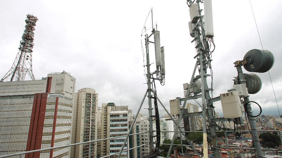 Antenas de celular no topo de prédios na capital de São Paulo - Rivaldo Gomes/Folhapress