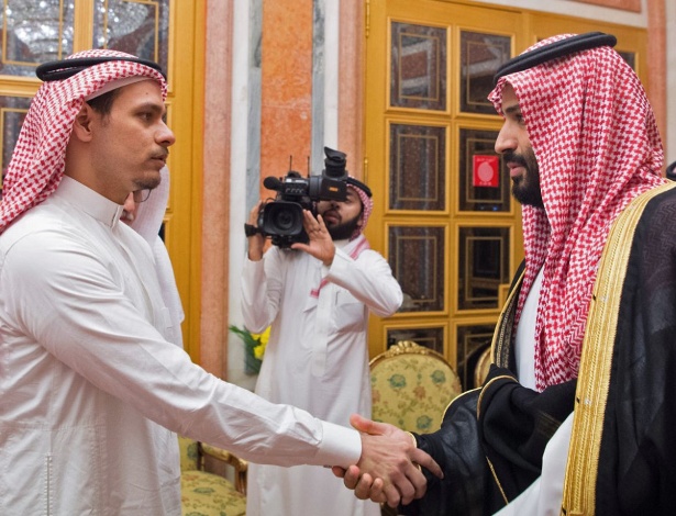 23.out.2018 - Príncipe saudita, Mohammed bin Salman, encontra membros da família do jornalista assassinado Jamal Khashoggi no palácio real, em Riad - AFP PHOTO / HO / SPA
