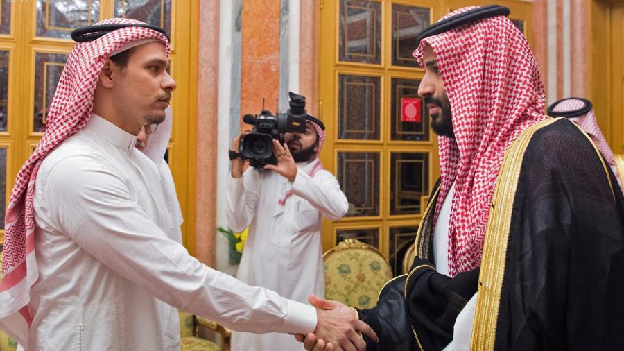 23.out.2018 - Príncipe saudita, Mohammed bin Salman (à dir.), encontra membro da família do jornalista assassinado Jamal Khashoggi no palácio real, em Riad - AFP