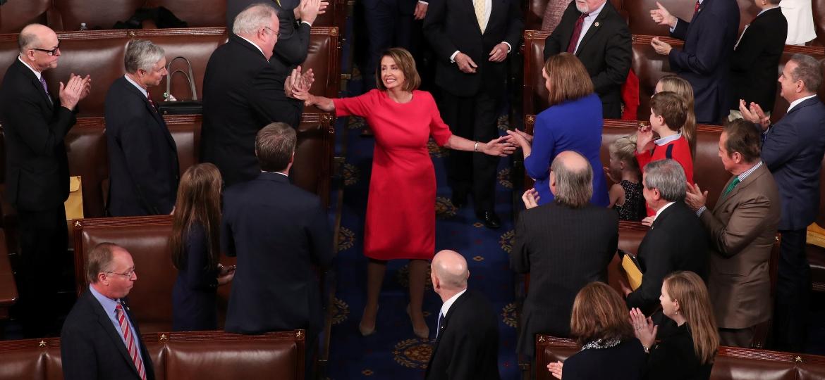 Nancy Pelosi recebe cumprimentos após ser eleita presidente da Câmara dos Deputados dos EUA - REUTERS/Jonathan Ernst