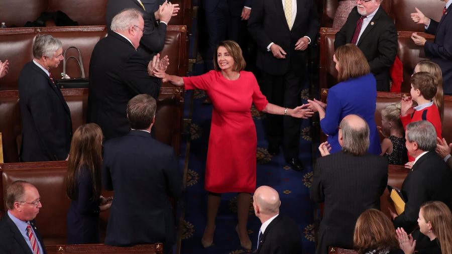 3.jan.2019 - A democrata Nancy Pelosi recebe cumprimentos após ser eleita presidente da Câmara dos Deputados dos Estados Unidos - REUTERS/Jonathan Ernst 