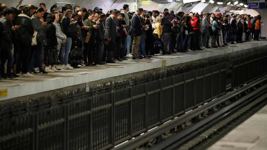 Passageiros esperam trem na estação de metrô Gare du Nord, em Paris, durante greve no transporte público - Christian Hartmann/Reuters