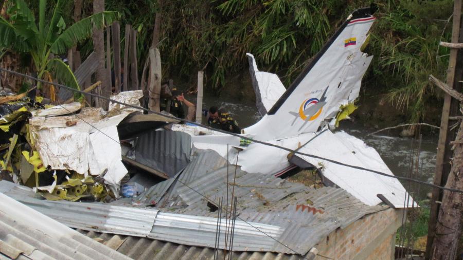Destroços do avião ficaram sobre o telhado de várias casas do bairro Junín, perto do aeroporto - Xinhua/Francisco Calderón/Colprensa