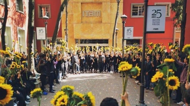 Alunos exibiram girassóis durante protesto após morte de estudante no ITAM - Arquivo Pessoal - 13.dez.2019