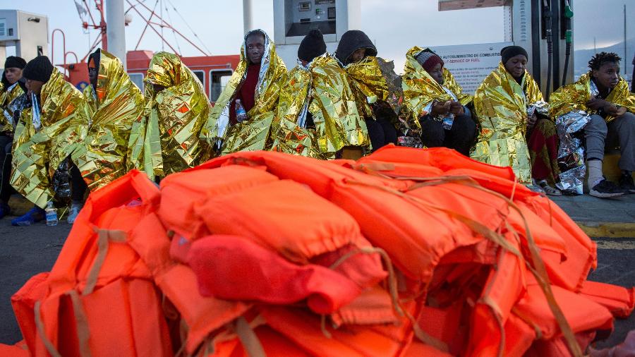 28.dez.2019 - Imigrantes descansam após serem resgatados por uma embarcação costeira da Espanha nas ilhas Chafarinas, no mar Mediterrâneo - Jesus Blasco de Avellaneda/Reuters