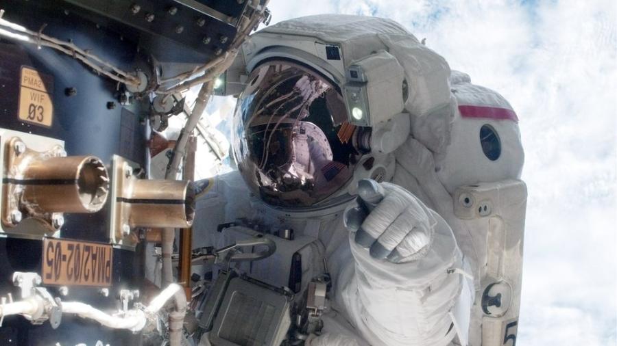 Astronauta americano Mike Fossum em trabalho de manutenção na Estação Espacial Internacional; profissionais passam por extenso treinamento para chegar lá - Getty Images
