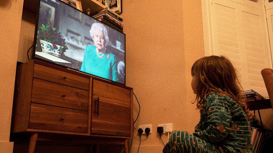 Britânicos assistem ao discurso da Rainha Elizabeth 2ª em meio à pandemia - Simon Dawson/Reuters
