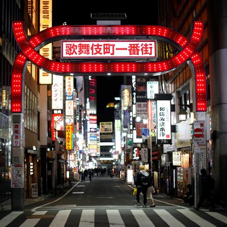Transeuntes caminham no distrito comercial e de entretenimento de Kabukicho, em Tóquio - Issei Kato/Reuters