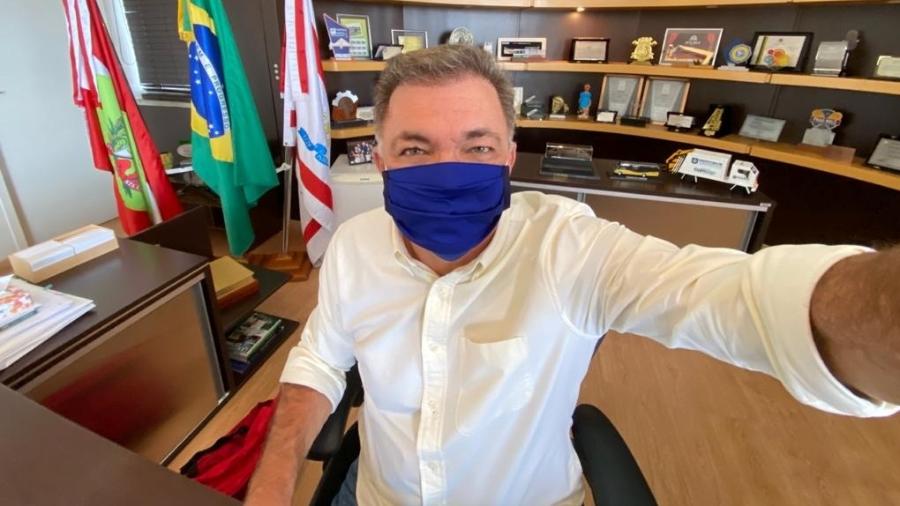 7.abr.2020 - O prefeito de Florianópolis, Gean Loureiro (sem partido), publicou uma foto para incentivar o uso de máscara - Reprodução/Facebook