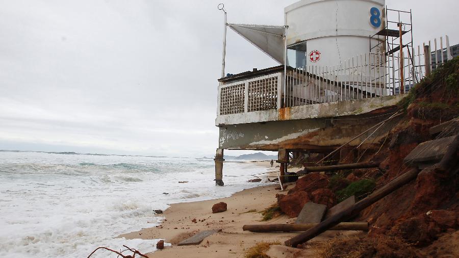 Ondas de até 3 metros danificaram estrutura à beira da avenida Lúcio Costa - Luciano Belford/Agência O Dia/Estadão Conteúdo