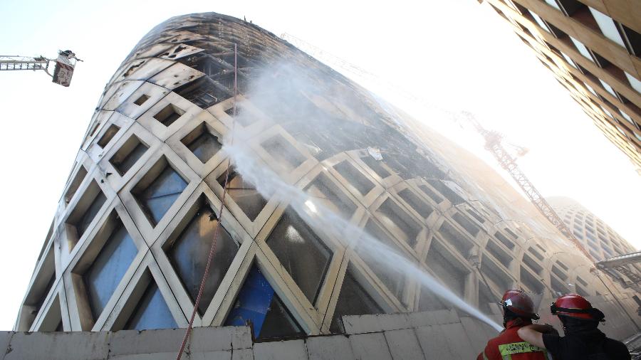 Incêndio atinge prédio em Beirute - AFP