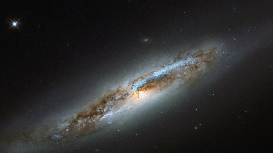 Imagem da galáxia NGC 4388, no aglomerado de Virgem, feita pelo telescópio espacial Hubble - ESA/Nasa